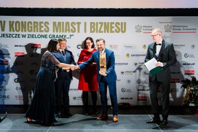 zdjęcie z odebrania nagrody dla Miasta Rzeszowa na gali Programu Polska Stolica Recyklingu